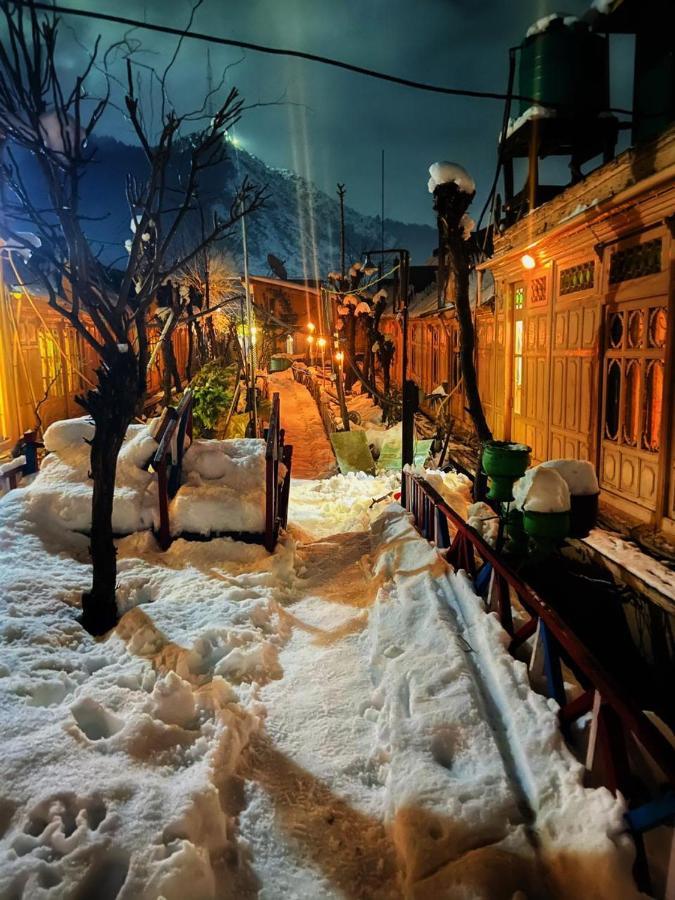 Отель Chicago Group Of Houseboats Сринагар Экстерьер фото