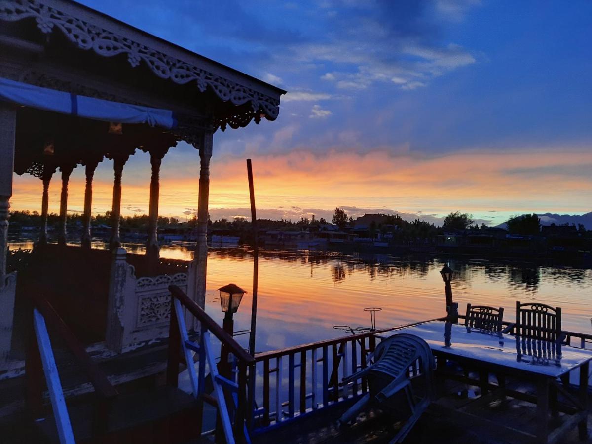 Отель Chicago Group Of Houseboats Сринагар Экстерьер фото